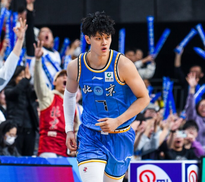28圈-北京男篮遭打击：曝曾凡博腰伤属于旧伤复发 多久恢复无法确定