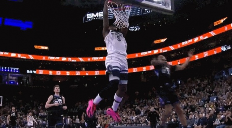 亿万28app-挺身而出！爱德华兹防守端干扰对方三分 反击折叠暴扣2+1打回悬念